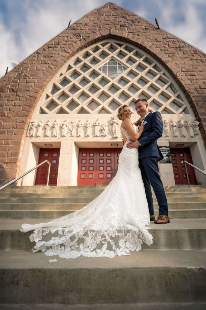 Mariés sur les marches d'une église, portrait de mariage extérieur — photographe mariage Montréal.