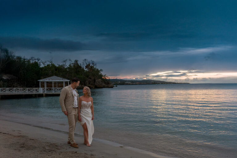 Mariés se regardant sur une plage au crépuscule, mariage à destination dans le sud