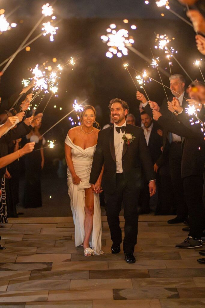 Sortie des mariés sous les étincelles avec invités, photographe et vidéaste de mariage à Montréal.