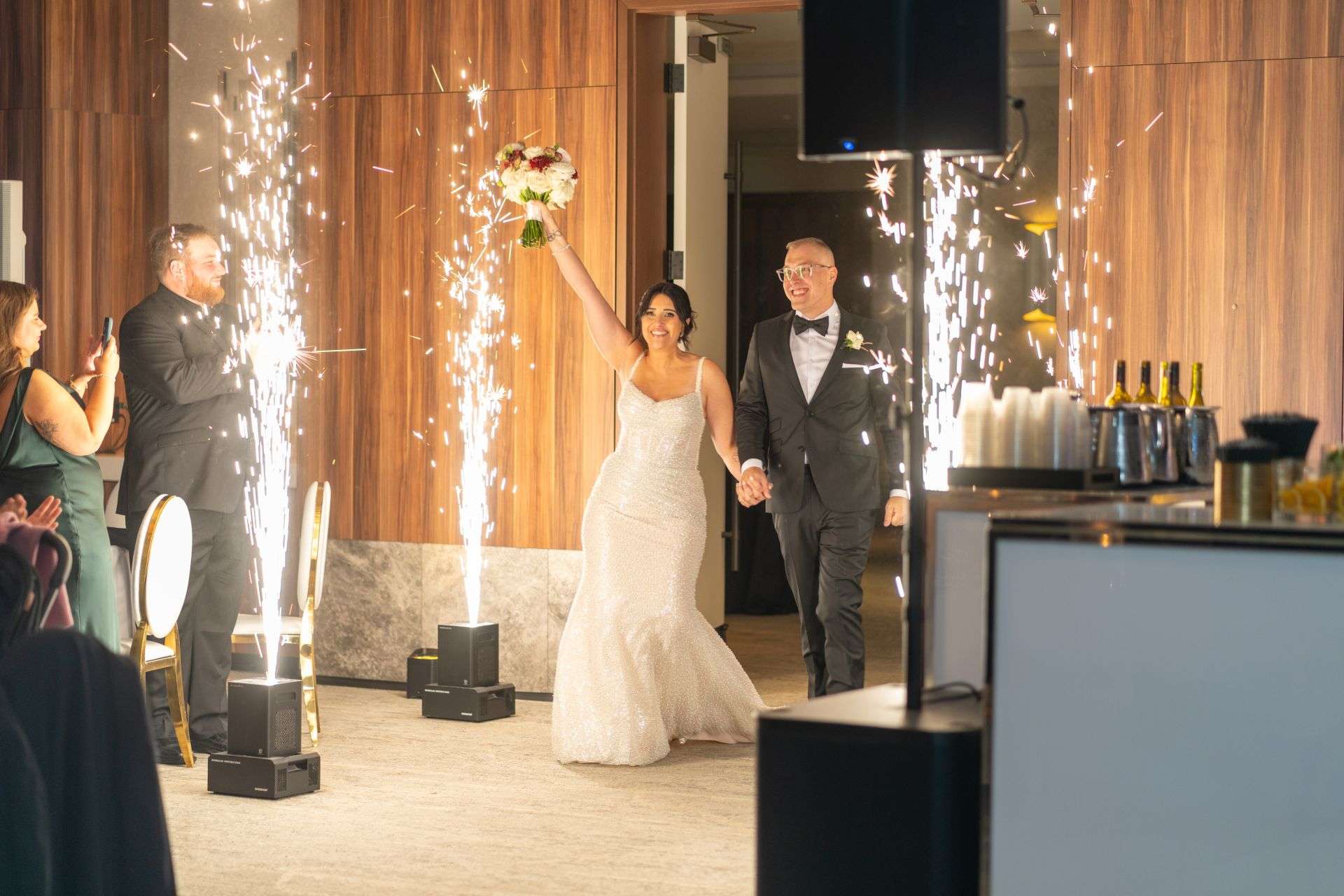 Les mariés ouvrent le bal sous les étincelles — mariage à Montréal