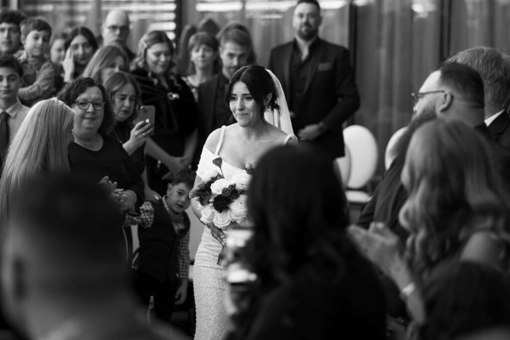Entrée de la mariée accueillie par ses invités émus, lors d’un mariage dans le Grand Montréal