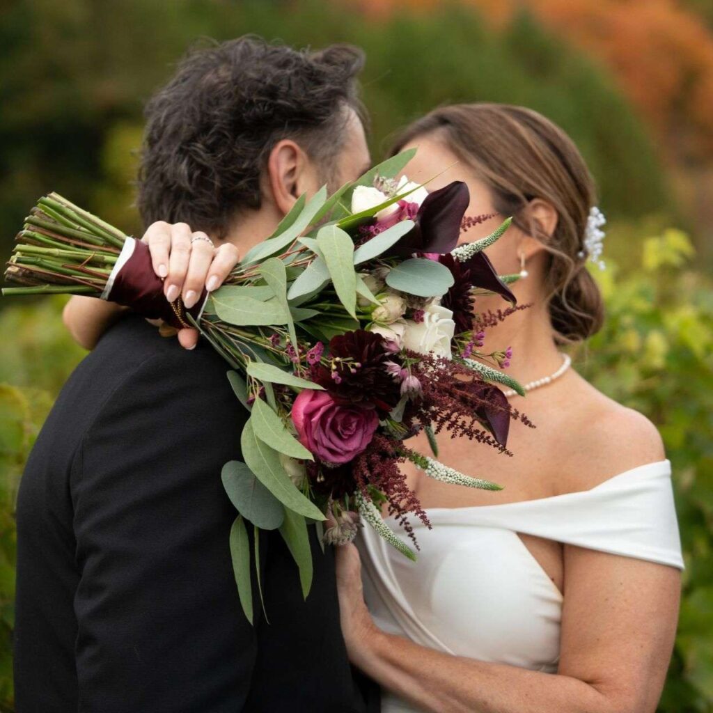 Mariés riant avec bouquet coloré, forfait photo de mariage