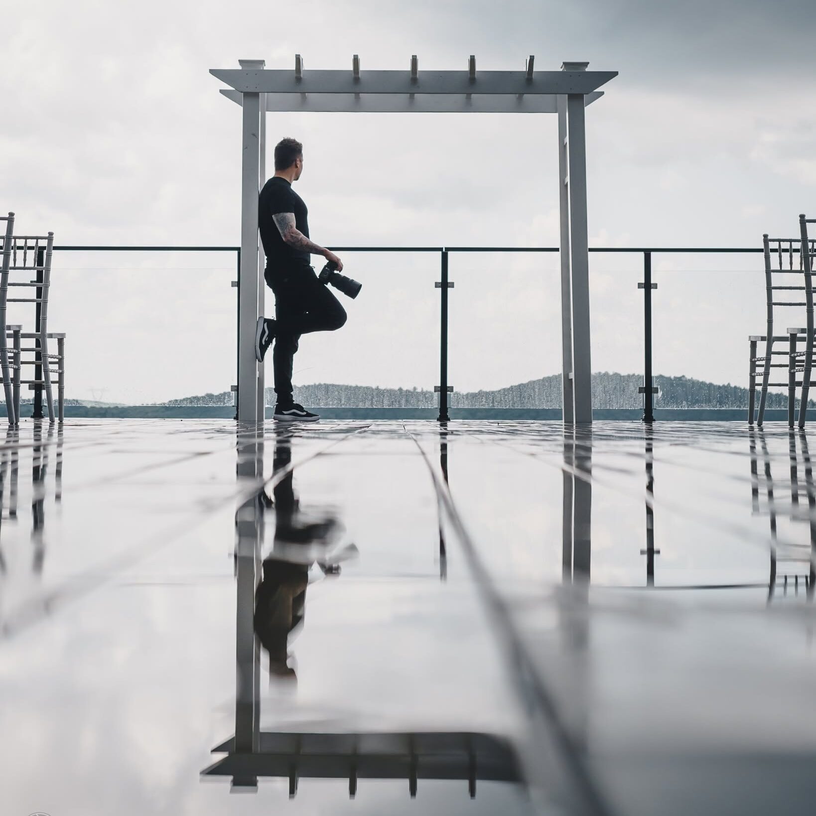Simon Patrie, photographe de mariage à Laval, sous une arche de cérémonie avant l'arrivée des mariés
