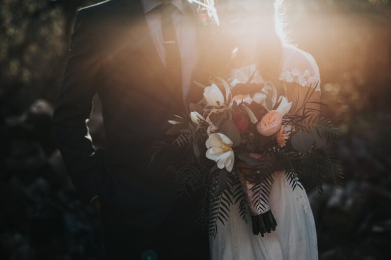 hotographe de mariage à Montréal capturant le bouquet de la mariée au coucher du soleil.
